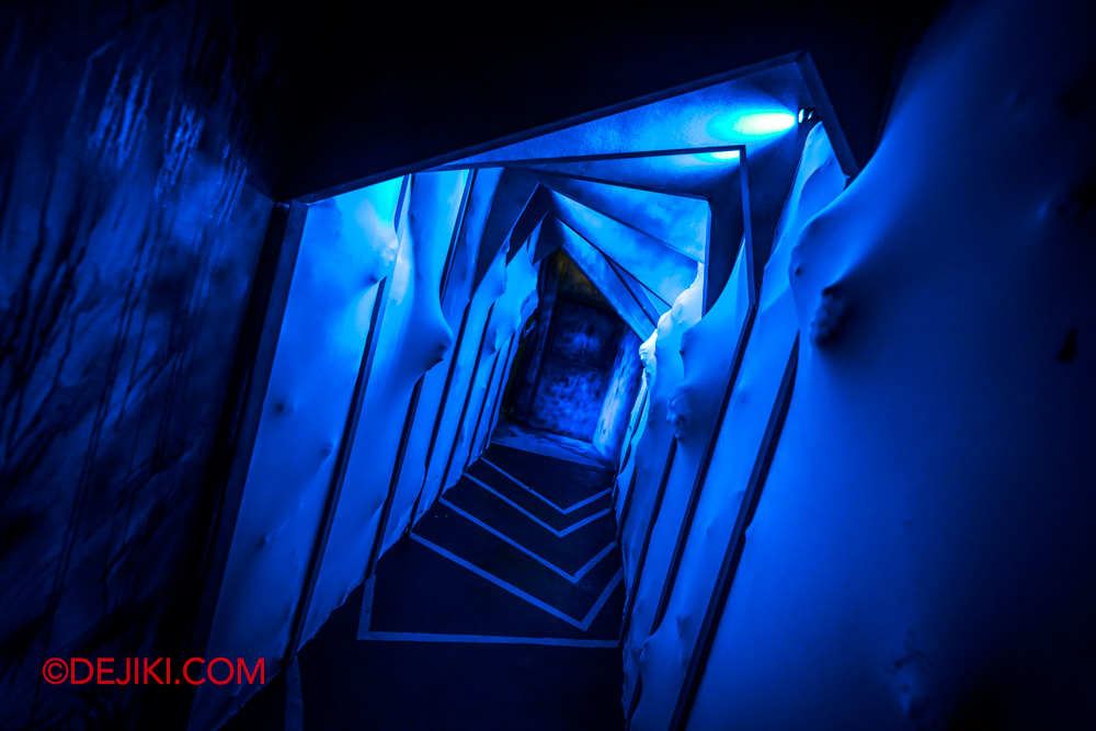 USS Halloween Horror Nights 11 Haunted Houses Feature by Dejiki Rebirth of the Matriarch 17 Collapsing Tunnel Corridor