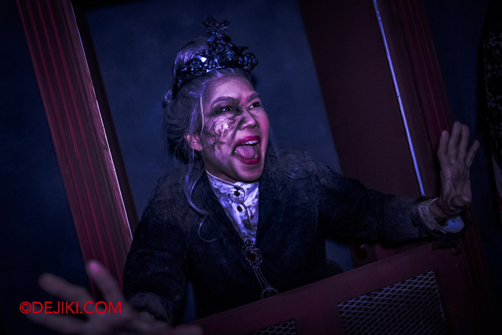 USS Halloween Horror Nights 11 Haunted Houses Feature by Dejiki Rebirth of the Matriarch 3 Collectors Room Ghost Matriarch