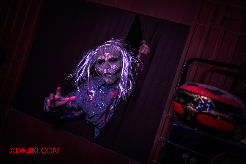 USS Halloween Horror Nights 11 Haunted Houses Feature by Dejiki Rebirth of the Matriarch 3 Collectors Room Ghost