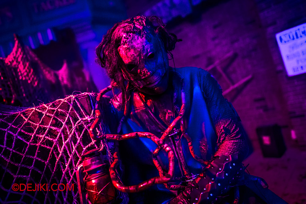 USS Halloween Horror Nights 11 Scare Zones Feature by Dejiki Dead Mans Wharf Zone 2 Sea Victim