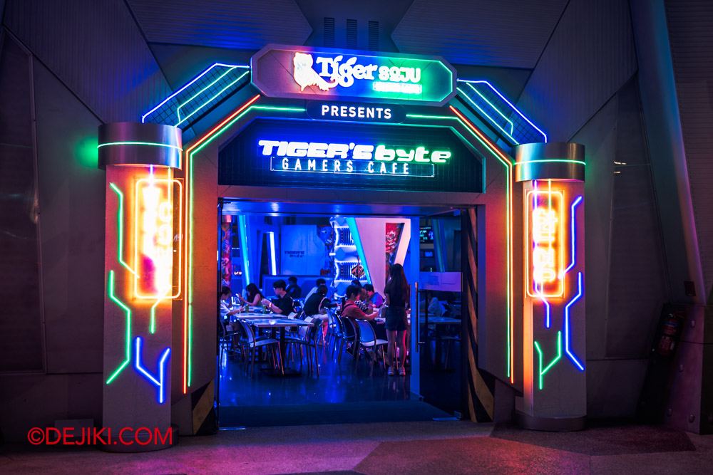USS Halloween Horror Nights 11 Scare Zones Feature by Dejiki The Hacker Tiger Soju Tigers Byte Gamers Cafe entrance
