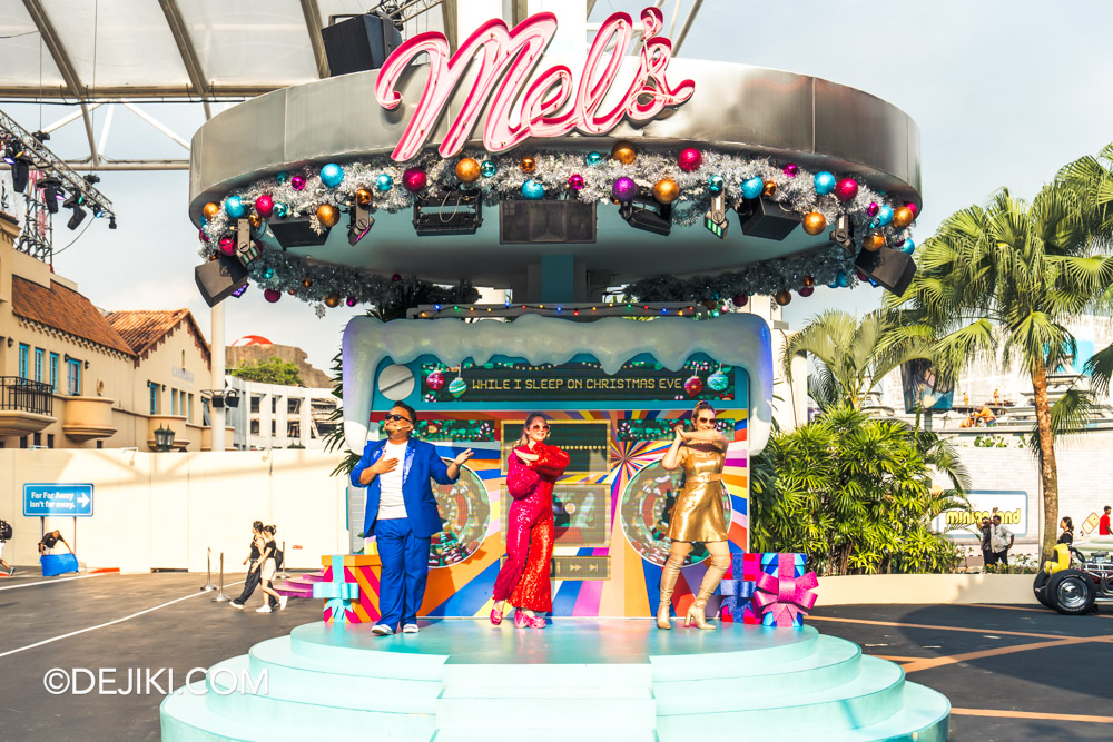 Universal Studios Singapore A Universal Christmas Event Park Update Mels Merry Mixtape show 2