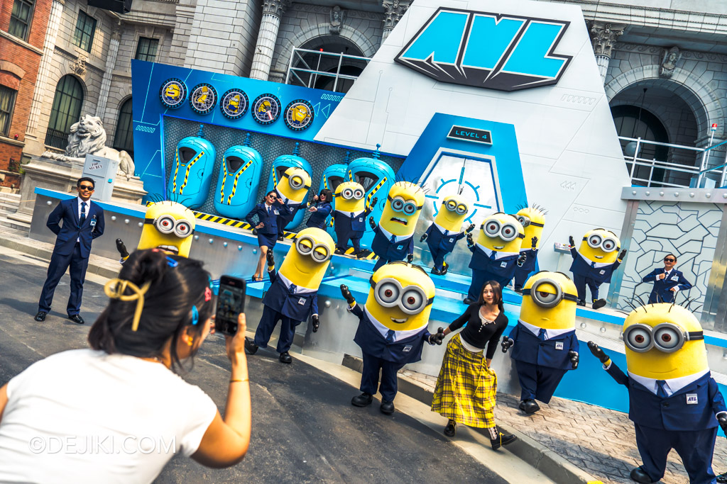 Universal Studios Singapore Mega Despicable Summer 2024 event New York street Minionvasion Show 5 photo op with all minions and agents