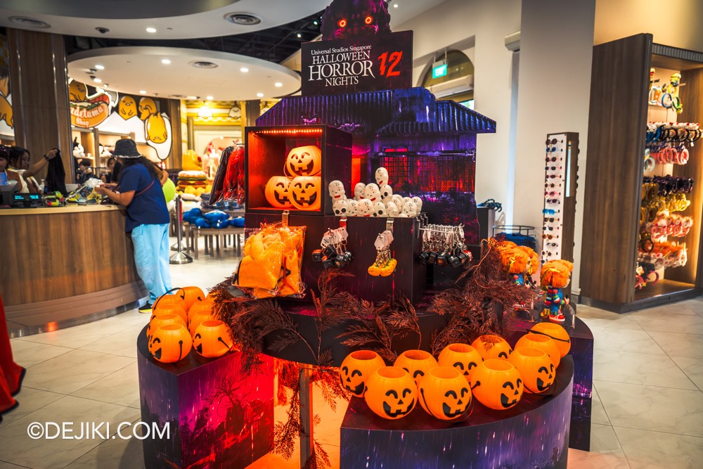 USS Halloween Horror Nights 12 Before Dark by Dejiki HHN12 merchandise display with non branded generic Halloween goods