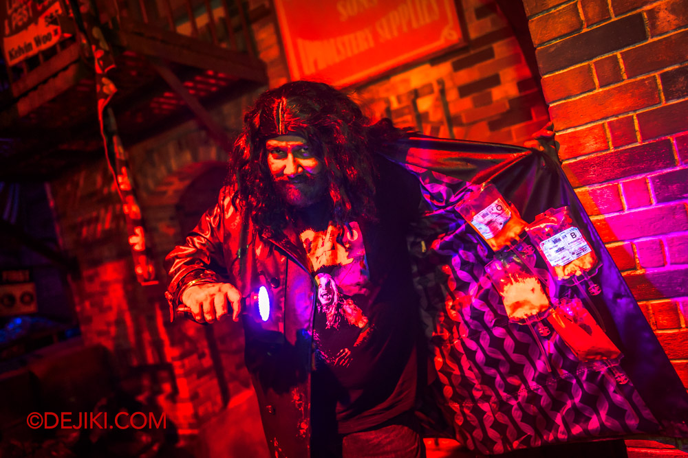 USS Halloween Horror Nights 12 Review by Dejiki Scare Zone Vampire Alley 2 dealer