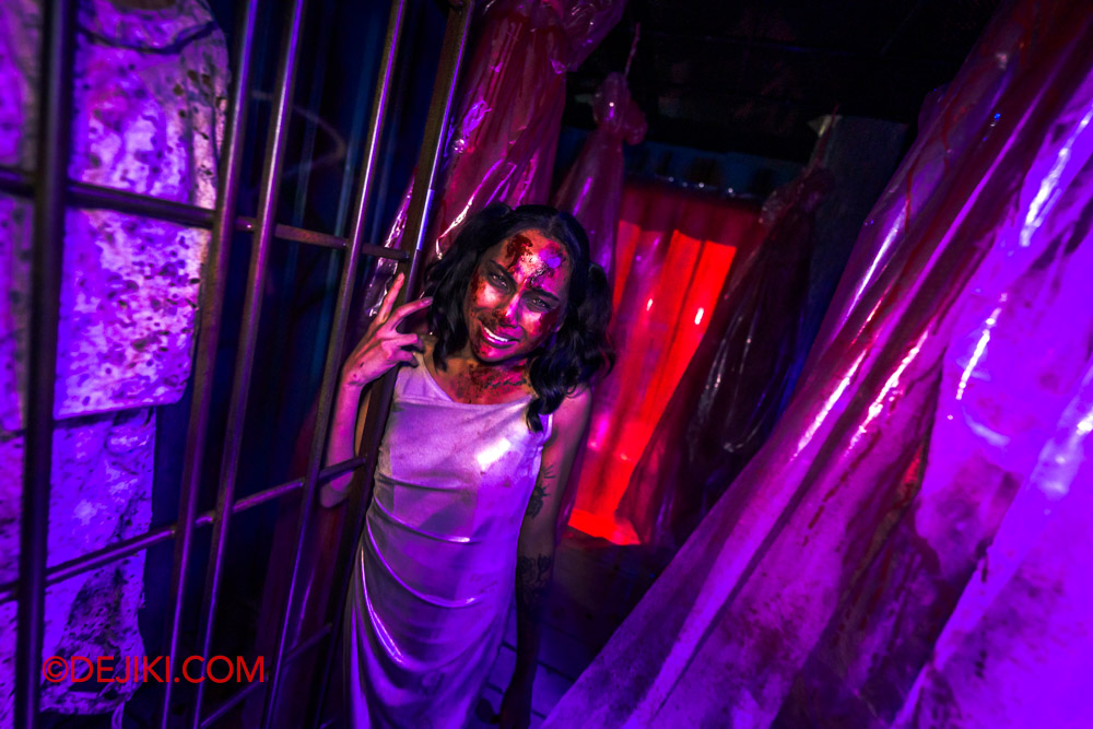 USS Halloween Horror Nights 12 Review by Dejiki Scare Zone Vampire Alley 3 trapped victim