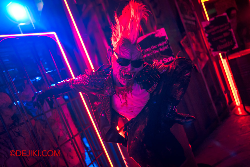 USS Halloween Horror Nights 12 Review by Dejiki Scare Zone Vampire Alley 5 punk vampire