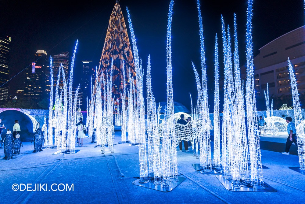 illumi Singapore light experience at Marina Bay illumi 03 The Infinite Poles 4 ice towers