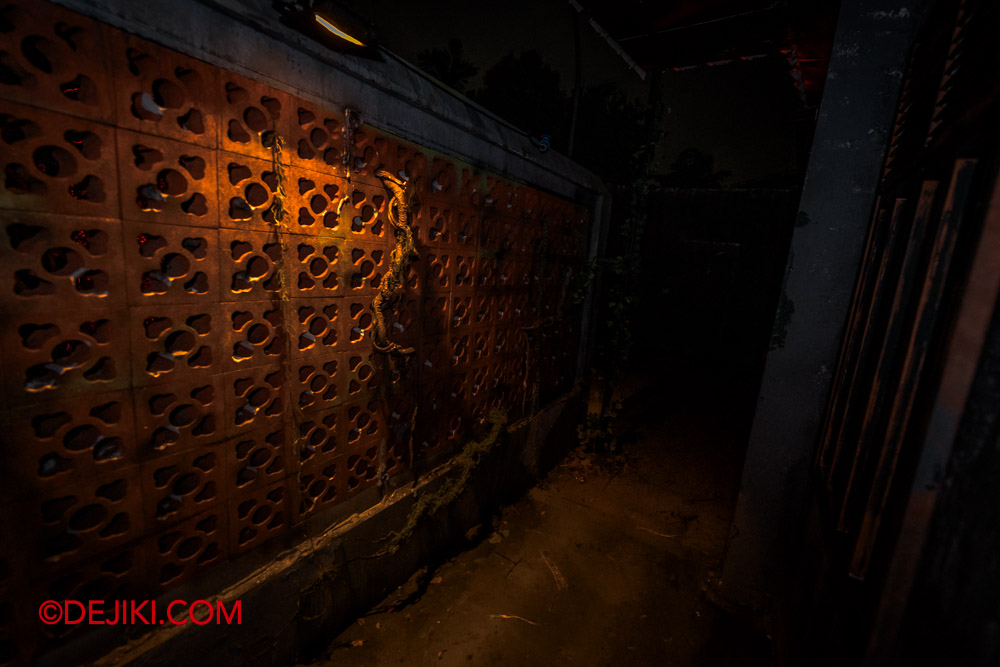 USS Halloween Horror Nights 12 Dejiki Review Haunted House walkthrough Singapores Most Haunted The Killings 1 Wall with Tiled Fence