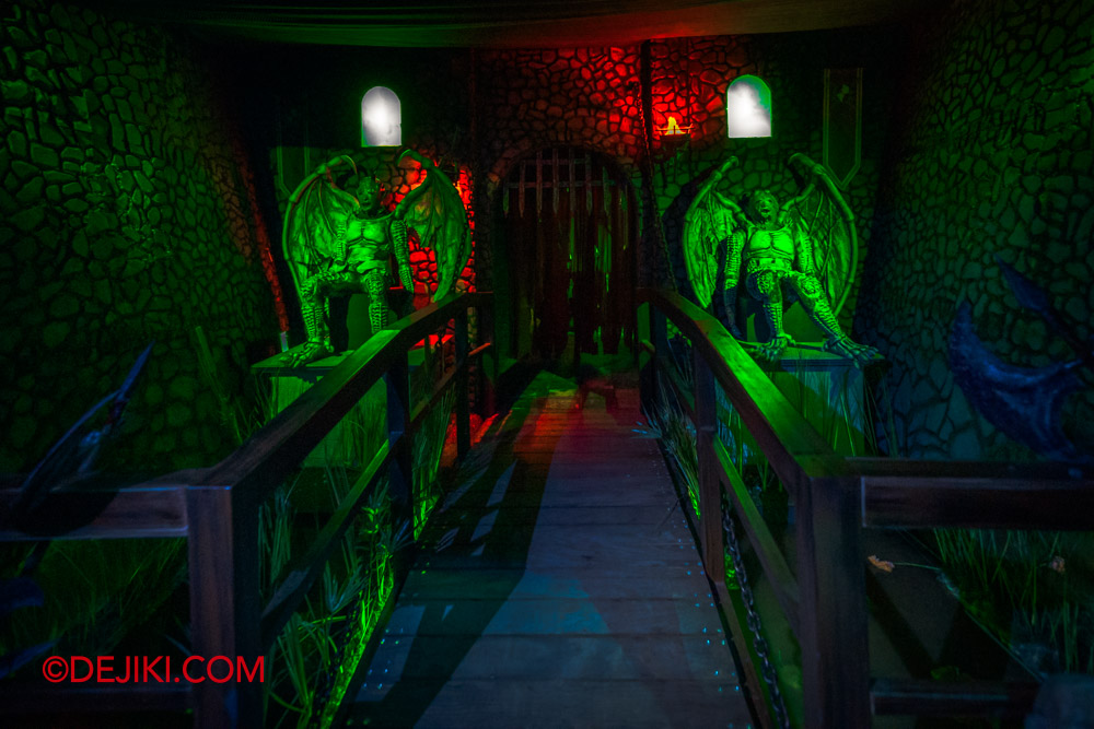 USS Halloween Horror Nights 12 Dejiki Review Haunted House walkthrough Under The Castle by TEAM WANG design 3 Castle Drawbridge middle