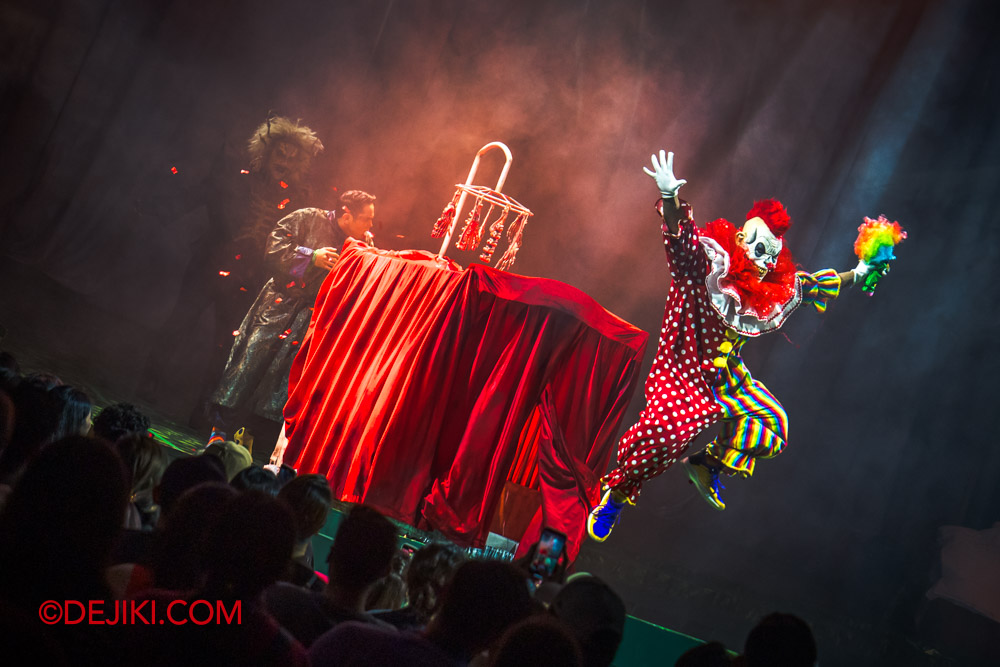 USS Halloween Horror Nights 12 Review by Dejiki Dark Dreams Show 5 Clowns 3 Jumping out of Cot