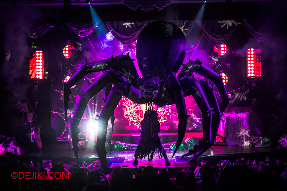 USS Halloween Horror Nights 12 Review by Dejiki Dark Dreams Show 8 Spider Finale 5