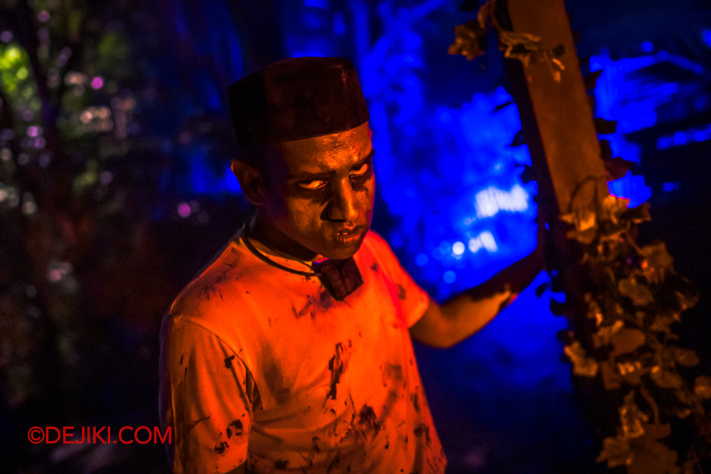 USS Halloween Horror Nights 12 Review by Dejiki Scare Zone The Lost Kampung 1 Entrance Angry Villager