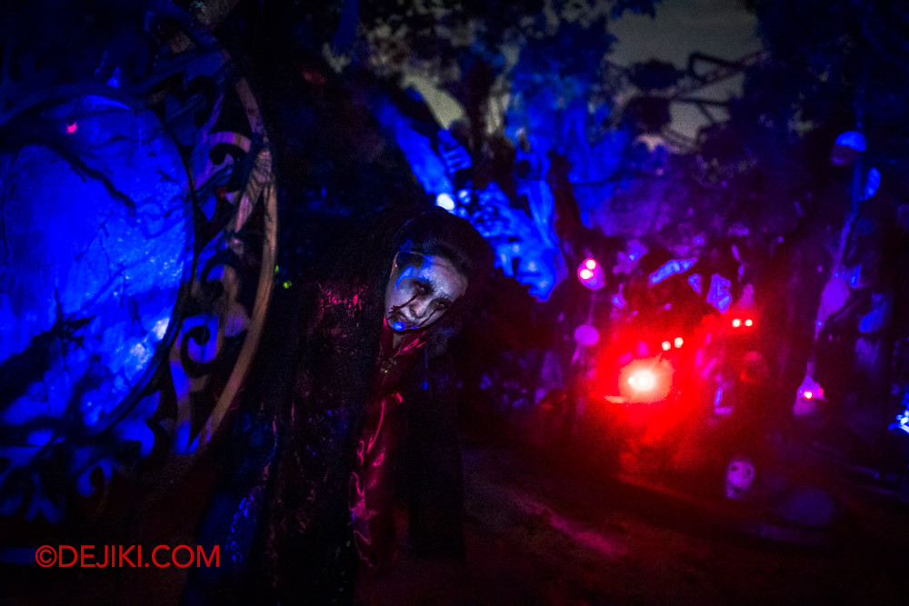 USS Halloween Horror Nights 12 Review by Dejiki Scare Zone The Lost Kampung 13 Hantu Cermin breaks out of mirror