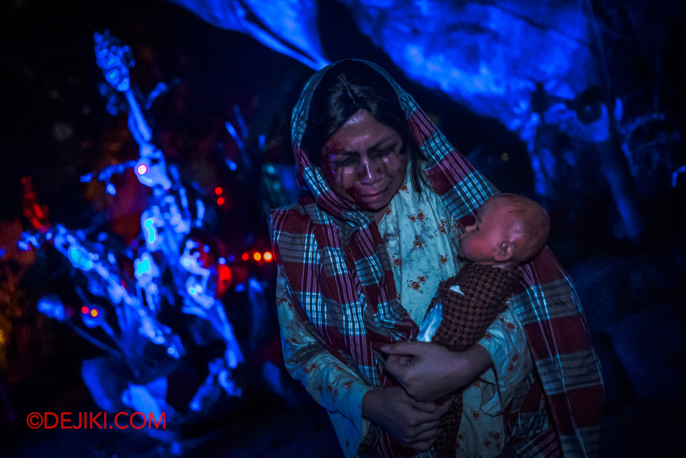 USS Halloween Horror Nights 12 Review by Dejiki Scare Zone The Lost Kampung 14 Wailing Woman with Baby