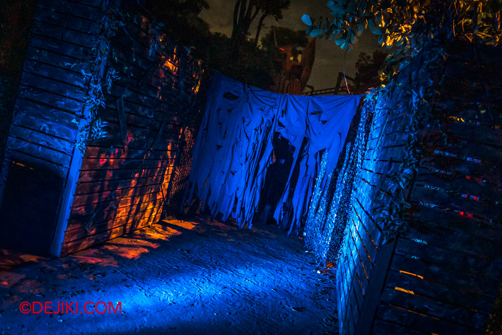 USS Halloween Horror Nights 12 Review by Dejiki Scare Zone The Lost Kampung 2 Blue Walled Fence Area