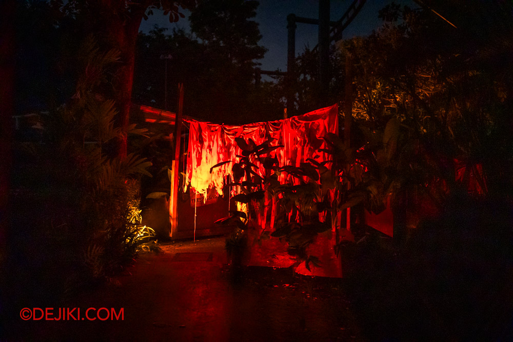 USS Halloween Horror Nights 12 Review by Dejiki Scare Zone The Lost Kampung 5 Banana Tree area for Pontianak