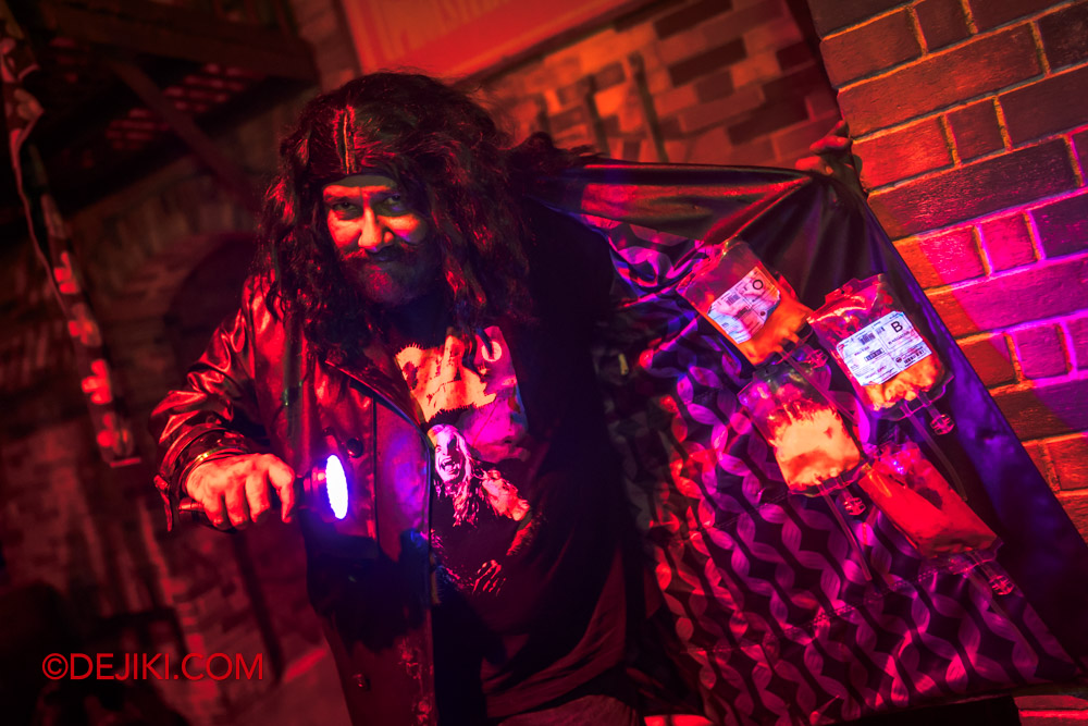 USS Halloween Horror Nights 12 Review by Dejiki Scare Zone Vampire Alley 1 Blood Pack Dealer Merchant