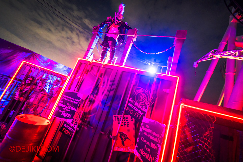 USS Halloween Horror Nights 12 Review by Dejiki Scare Zone Vampire Alley 15 Punk Vampire standing on platform