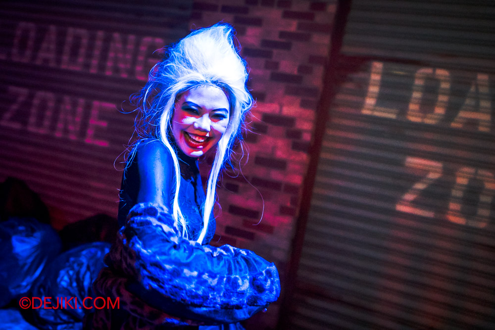 USS Halloween Horror Nights 12 Review by Dejiki Scare Zone Vampire Alley 3 White Hair Woman Luring Victims