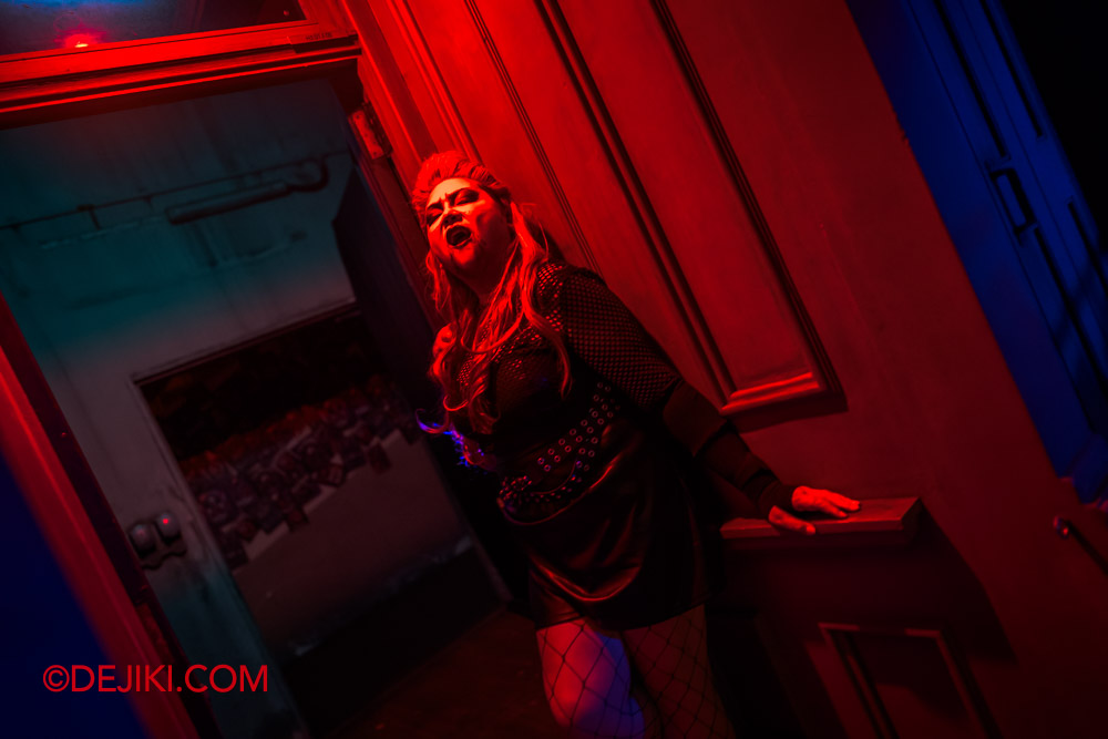 USS Halloween Horror Nights 12 Review by Dejiki Scare Zone Vampire Alley 7 Vampire Bell Bouncer for Viper Lounge