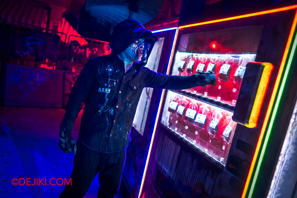 USS Halloween Horror Nights 12 Review by Dejiki Scare Zone Vampire Alley 9 Zombie Vampire at Vending Machine