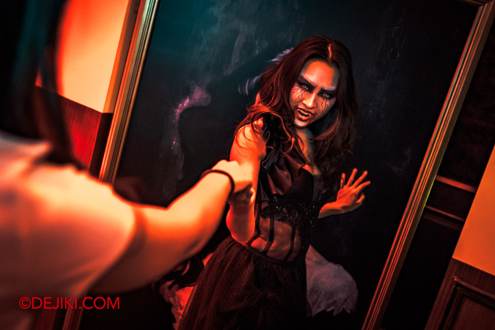 USS Halloween Horror Nights 12 Review by Dejiki Special Experience Viper Lounge Vampire Show Event Ingenue Secret Encounter 2