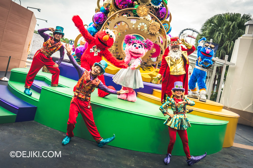 Universal Studios Singapore A Universal Christmas 2024 Tinker Time Christmas show with Sesame Street friends and Santa finale block