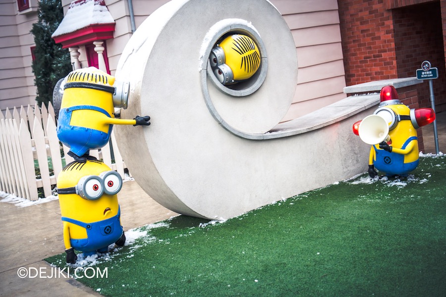 Universal Studios Beijing Resort Minion Land Gru's Neighbourhood Minions on Lawn