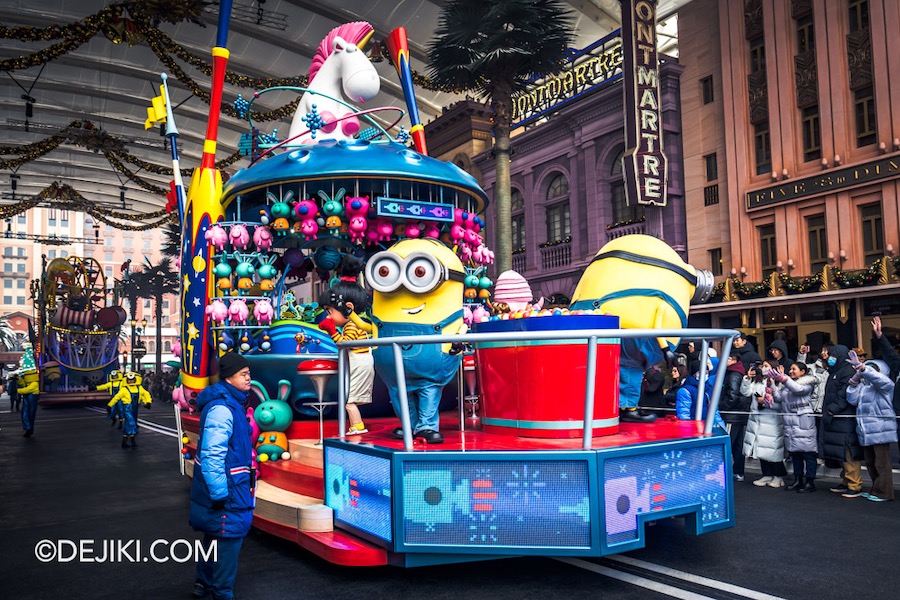 Universal Studios Beijing Resort Minion Land Universal on Parade Minion Float with Agnes and Edith in Hollywood Boulevard