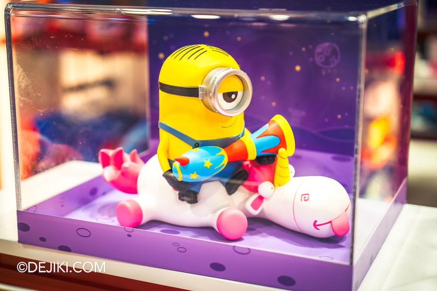 Universal Studios Singapore Minion Land Rides Minion Marketplace Fountain Limited Edition Super Silly Space Killer vinyl collectible full colour