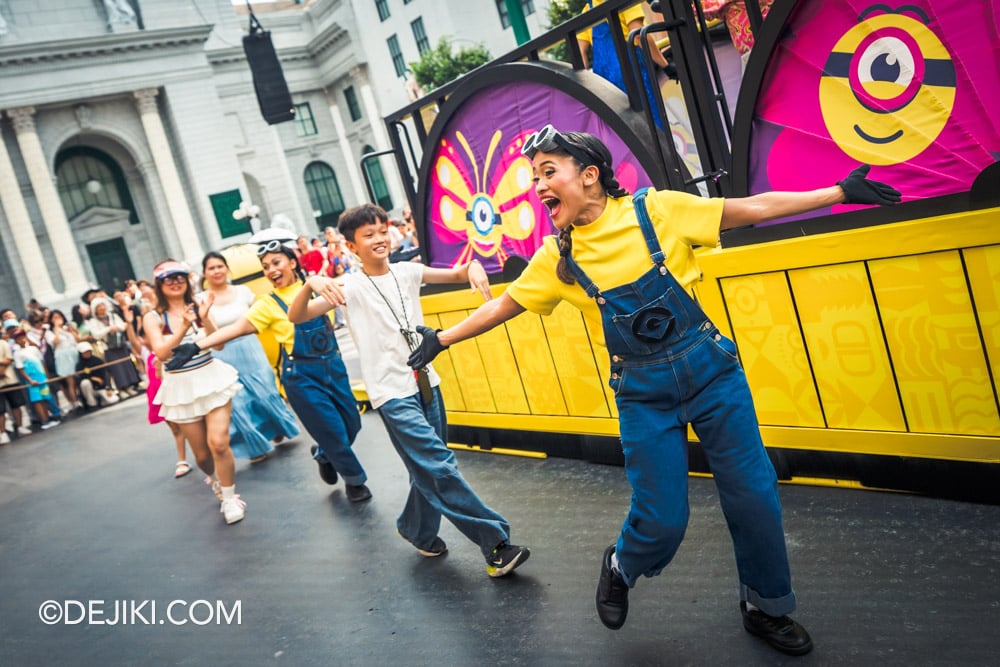 Universal Studios Singapore 2025 Summer Park Update Minions Summer Street Party guests dancing along