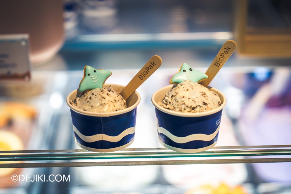 Singapore Oceanarium Ice Cream at Tide Deli with Manta Ray Cookie
