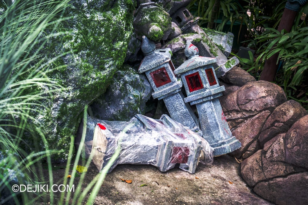 USS Halloween Horror Nights 13 Before Dark by Dejiki The Realm of Yokai Scare zone stones with stone lanterns