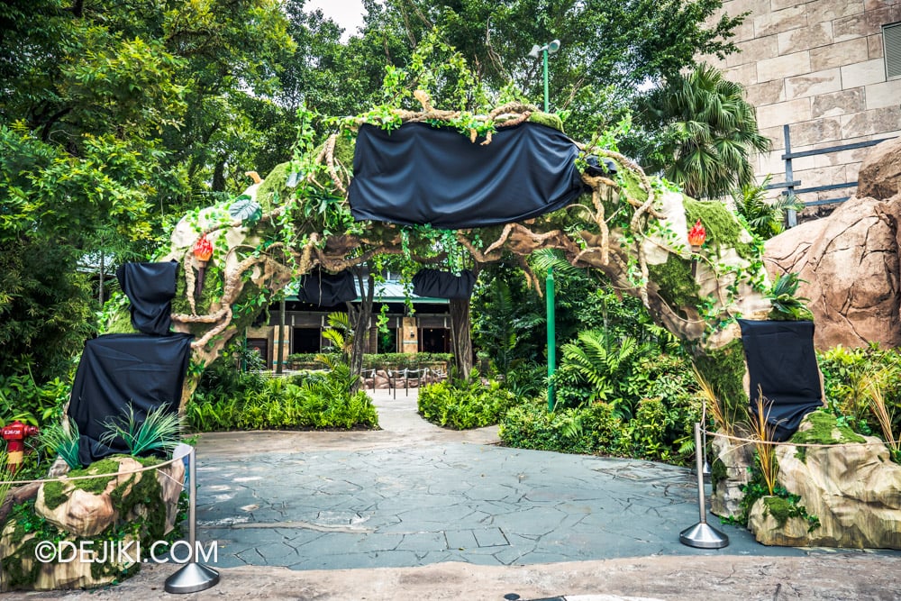 USS Halloween Horror Nights 13 Before Dark by Dejiki Death Whisperer haunted house queue entrance sign covered