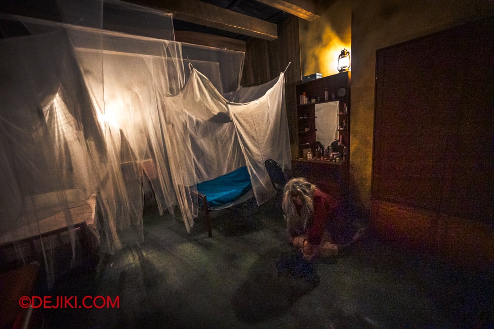 USS Halloween Horror Nights 13 Review by Dejiki Death Whisperer haunted house 3 Bedroom