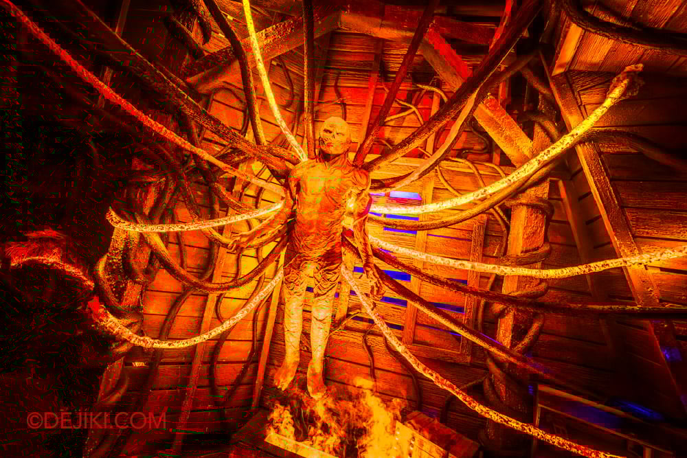 USS Halloween Horror Nights 13 Review by Dejiki Stranger Things haunted house Vecna 8 floating