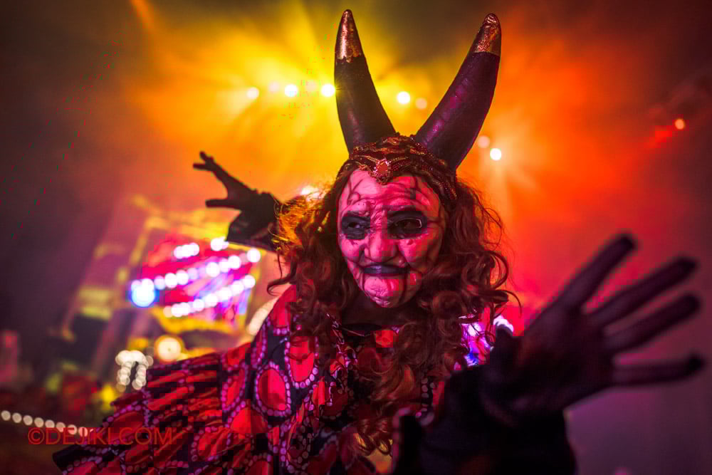 USS Halloween Horror Nights 13 Review by Dejiki The FEARground 9 Devil Clown on Stilts