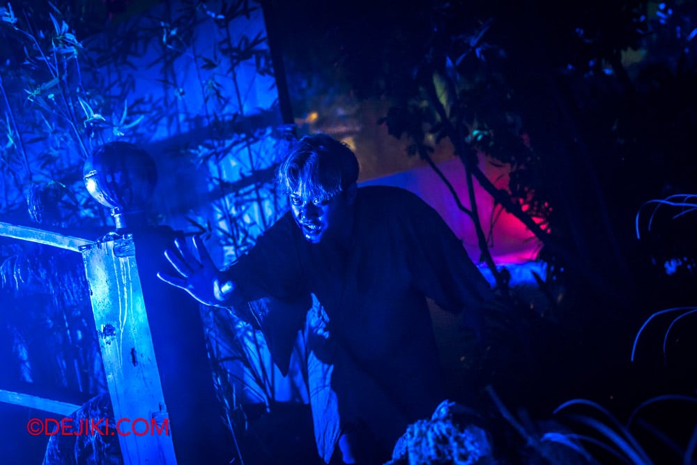 USS Halloween Horror Nights 13 Review by Dejiki The Realm of Yokai 2 Man alongside Bridge