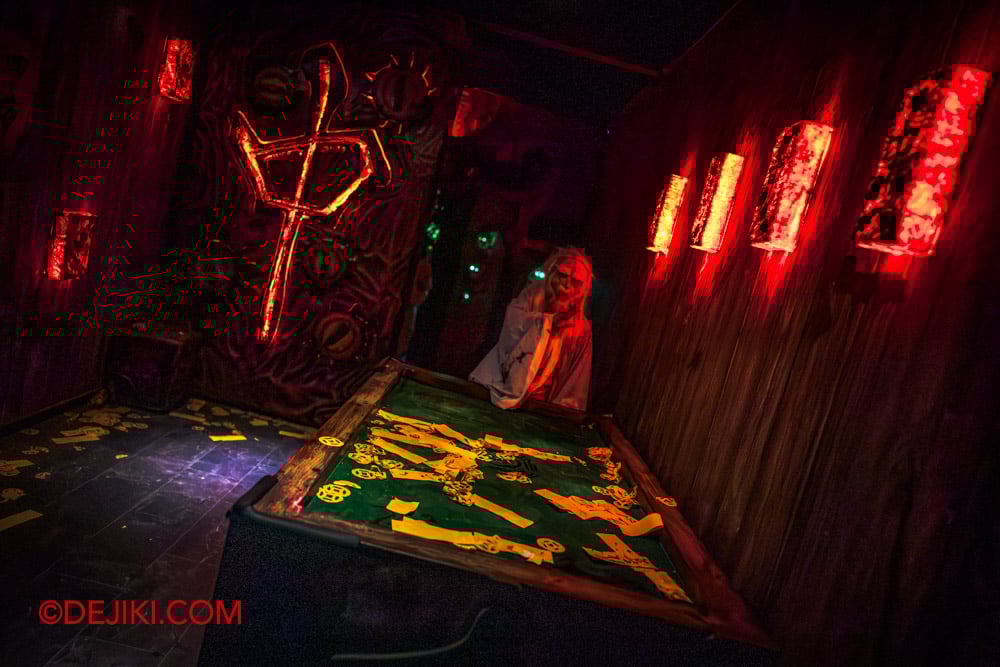 USS Halloween Horror Nights 13 Review by Dejiki The Unruly Immortals haunted house 8 gambling den