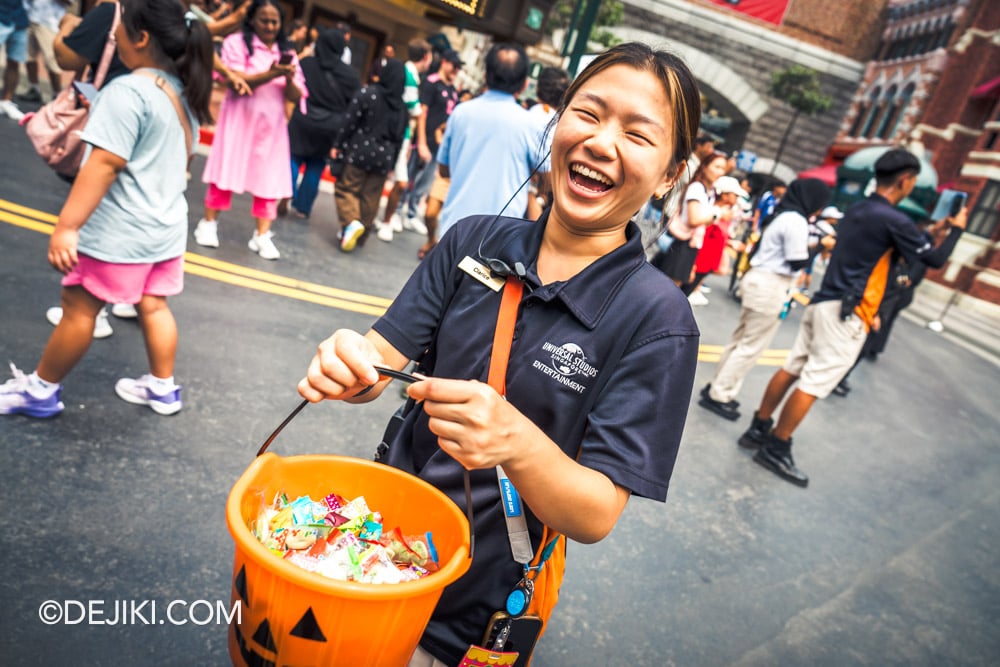Universal Studios Singapore Day Halloween event 2025 Trick or Thrills Meet and Greet Free Candy while waiting