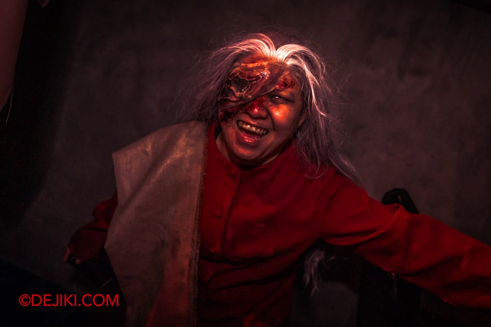 USS Halloween Horror Nights 13 Review by Dejiki Death Whisperer haunted house 15 Chuay attacks in Mother hotel room