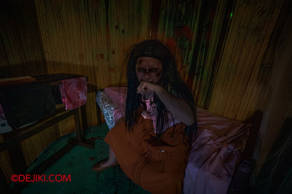 USS Halloween Horror Nights 13 Review by Dejiki Death Whisperer haunted house 17 Yad tries to stay awake