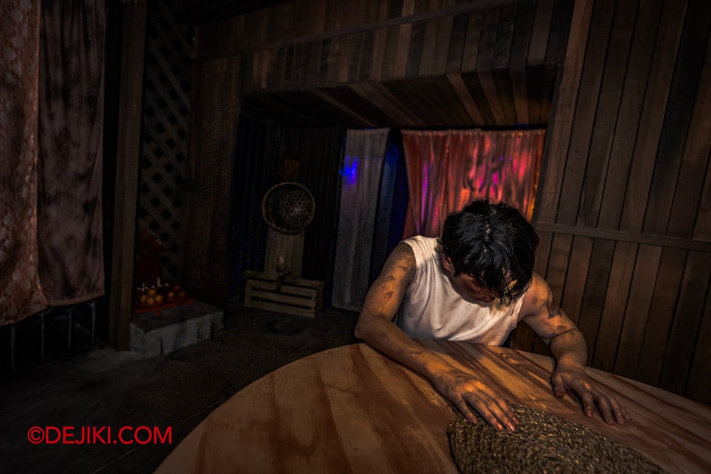 USS Halloween Horror Nights 13 Review by Dejiki Death Whisperer haunted house 3 Yak alone in the house