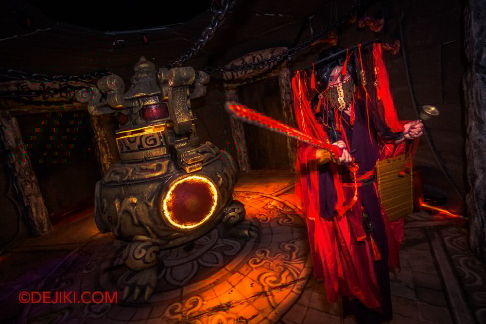 USS Halloween Horror Nights 13 Review by Dejiki The Unruly Immortals haunted house 11 Li Huowang in the Chamber of Alchemy