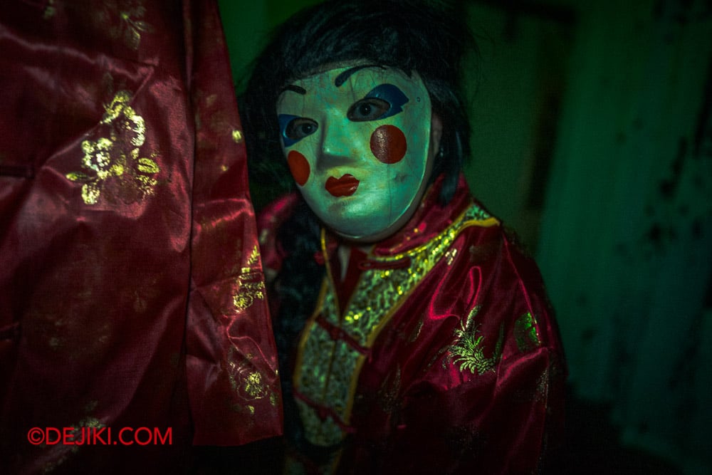USS Halloween Horror Nights 13 Review by Dejiki The Unruly Immortals haunted house 15 Doll Face at the Ghost Stage