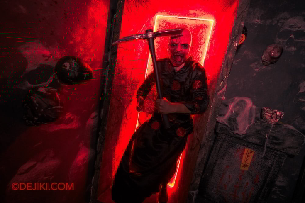 USS Halloween Horror Nights 13 Review by Dejiki The Unruly Immortals haunted house 18 Undertaker in the Graveyard