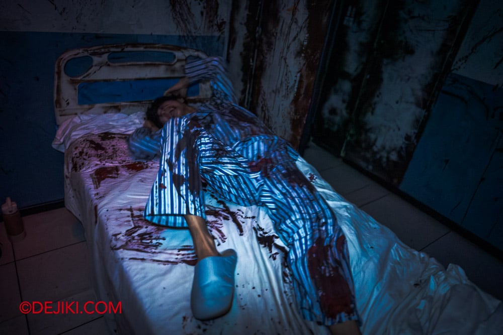 USS Halloween Horror Nights 13 Review by Dejiki The Unruly Immortals haunted house 8 Li Huowang in Bed