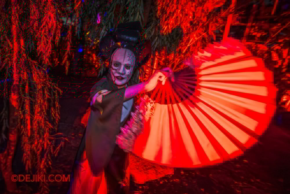 USS Halloween Horror Nights 13 Scare Zone Feature by Dejiki The Realm of Yokai 10 Maiden with Red Fan attacks