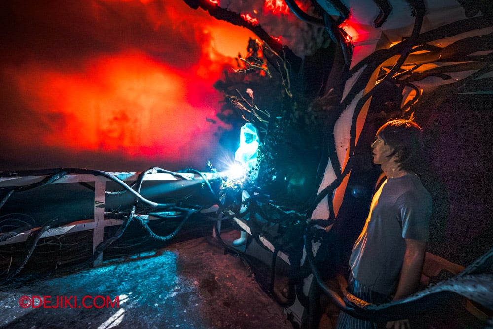 USS Halloween Horror Nights 13 Special Feature Haunted House Tour by Dejiki 2025 Stranger Things 7 Jonathan Outside seeing the Mind Flayer